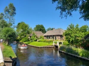 5 Magical Reasons a Day Trip to Giethoorn Is an Absolute Must